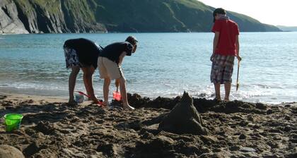 Llainddu maalaistalo ihana omakotitalo, kauniit näkymät, puutarhat ja metsä