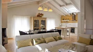 Een smart-tv, een open haard, een dvd-speler en boeken