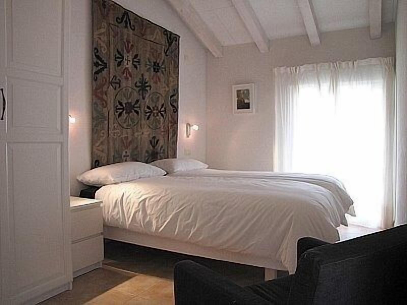 4 quartos, ferros/tábuas de passar roupa, berço de viagem