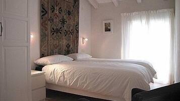 4 quartos, ferros/tábuas de passar roupa, berço de viagem