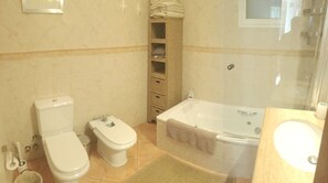 Bathtub, jetted tub, bidet, towels