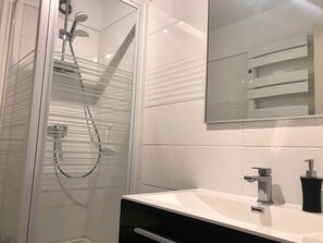 Bathtub, hair dryer, towels