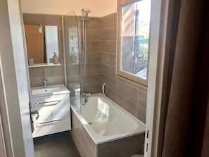 Badewanne, Haartrockner, Handtücher