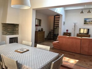 Televisio, pöytätennispöytä, kirjoja