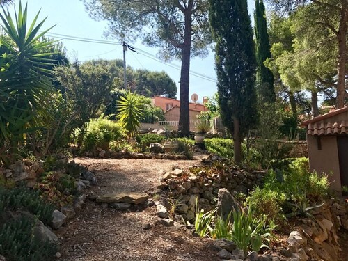 Villa with sea access on foot!  Quiet and large shady garden