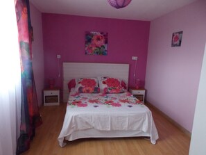 2 habitaciones, tabla de planchar con plancha, wifi y ropa de cama 