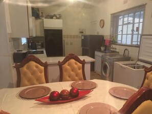 Jääkaappi, mikroaaltouuni, liesi, leivänpaahdin