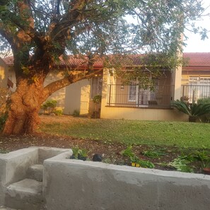 Property grounds - Quiet 3 Bed 2 Bath Country Cottage in the centre of town White River (White River)