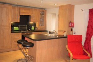 Fridge, microwave, oven, stovetop - Nelson Seaside Apartment (Largs)