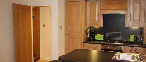 ثلاجة، ميكروويف، فرن، موقد طهي مسطح