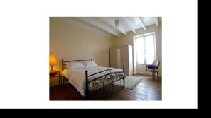 3 عدّة غرف نوم ومكواة/لوح كي وواي فاي وملاءات أسرّة