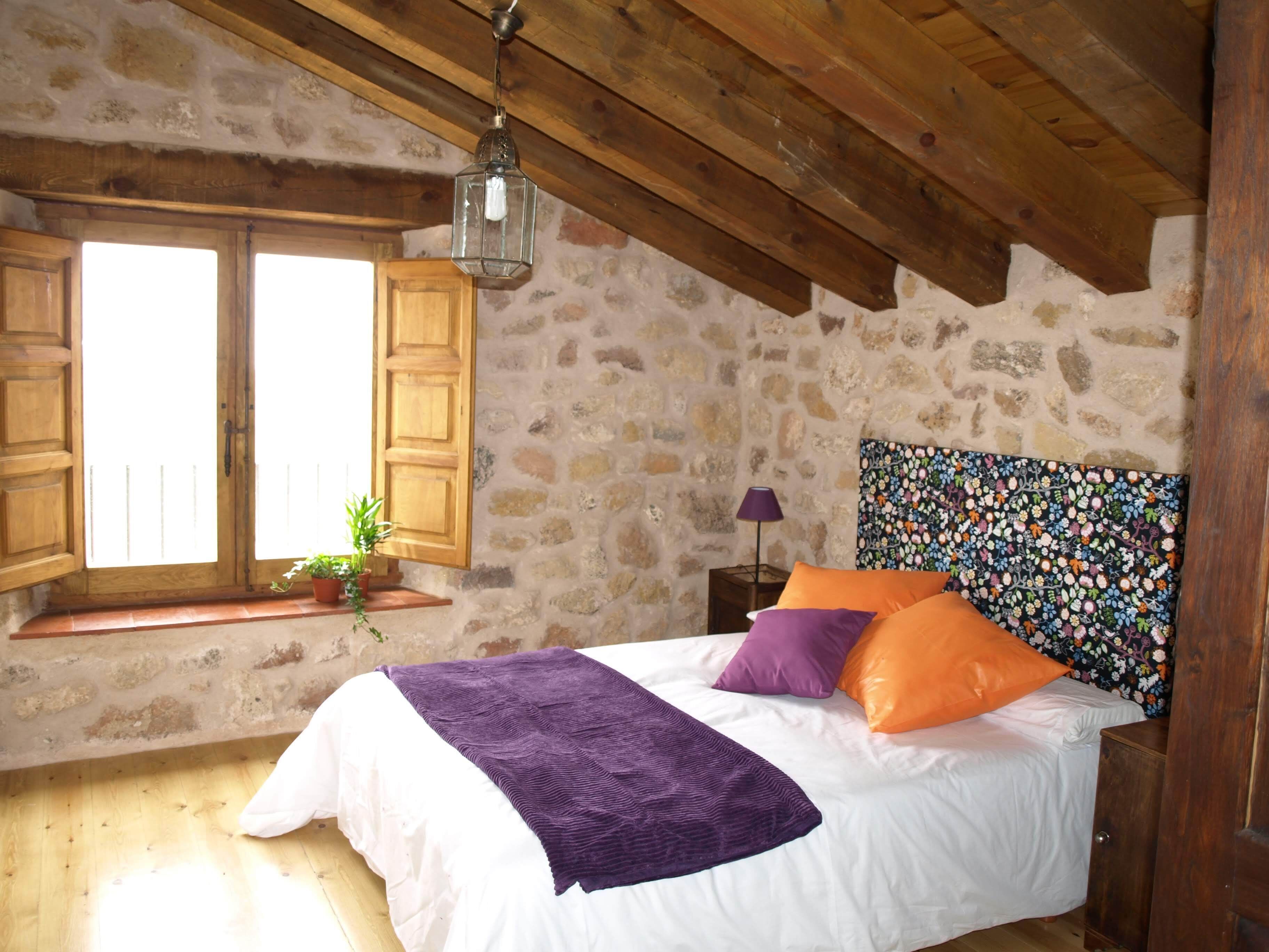 9 bedrooms, travel crib, WiFi, bed sheets