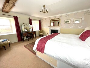 3 bedrooms, iron/ironing board, free WiFi, bed sheets - Etive View Suite with amazing views down Loch Etive and the hills beyond. (Taynuilt)