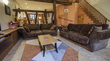 Fernseher, Kamin, DVD-Player, Tischtennisplatte