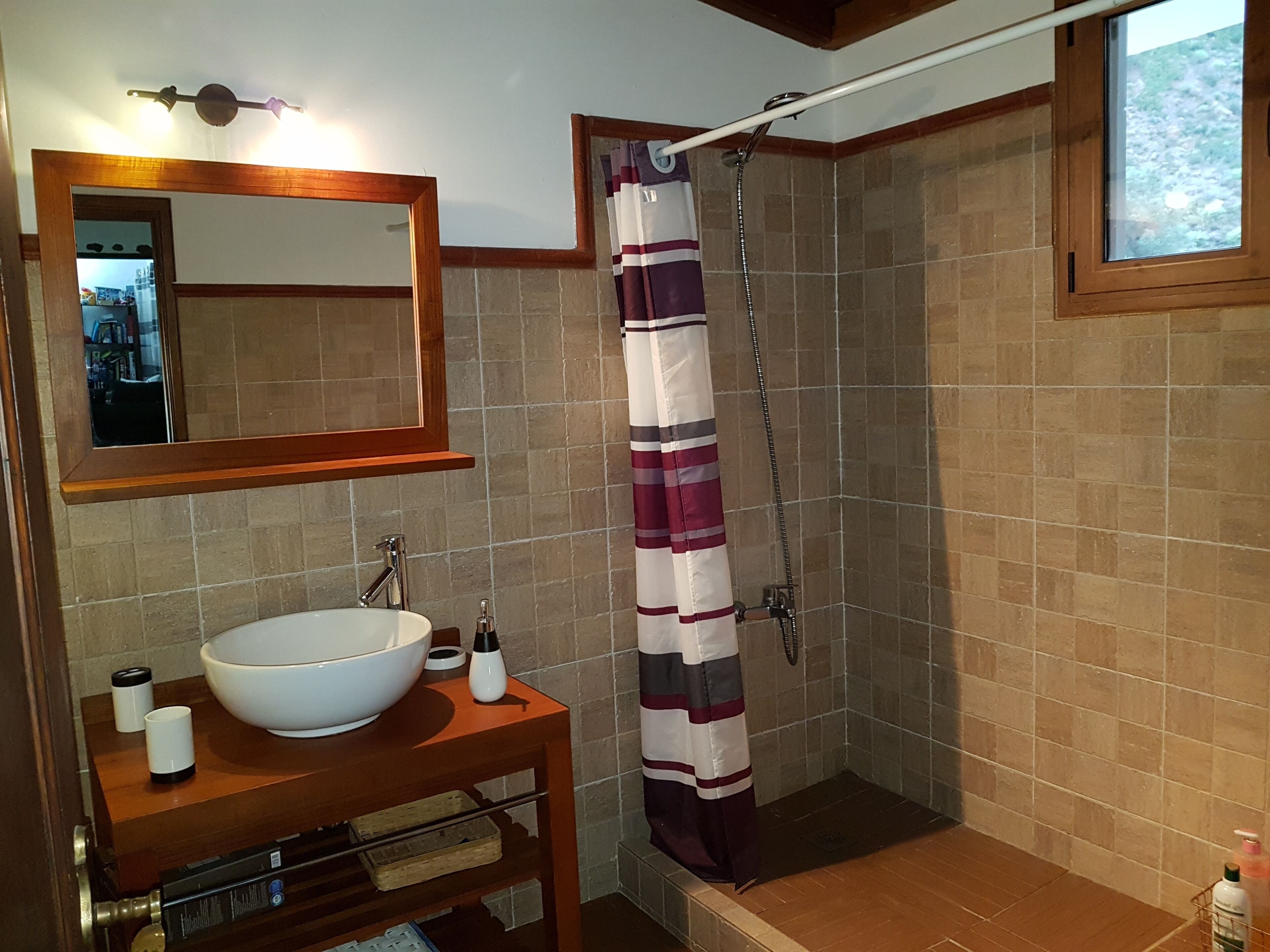 Een douche, een bubbelbad, gratis toiletartikelen, een haardroger