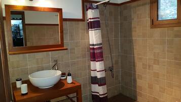 Een douche, een bubbelbad, gratis toiletartikelen, een haardroger