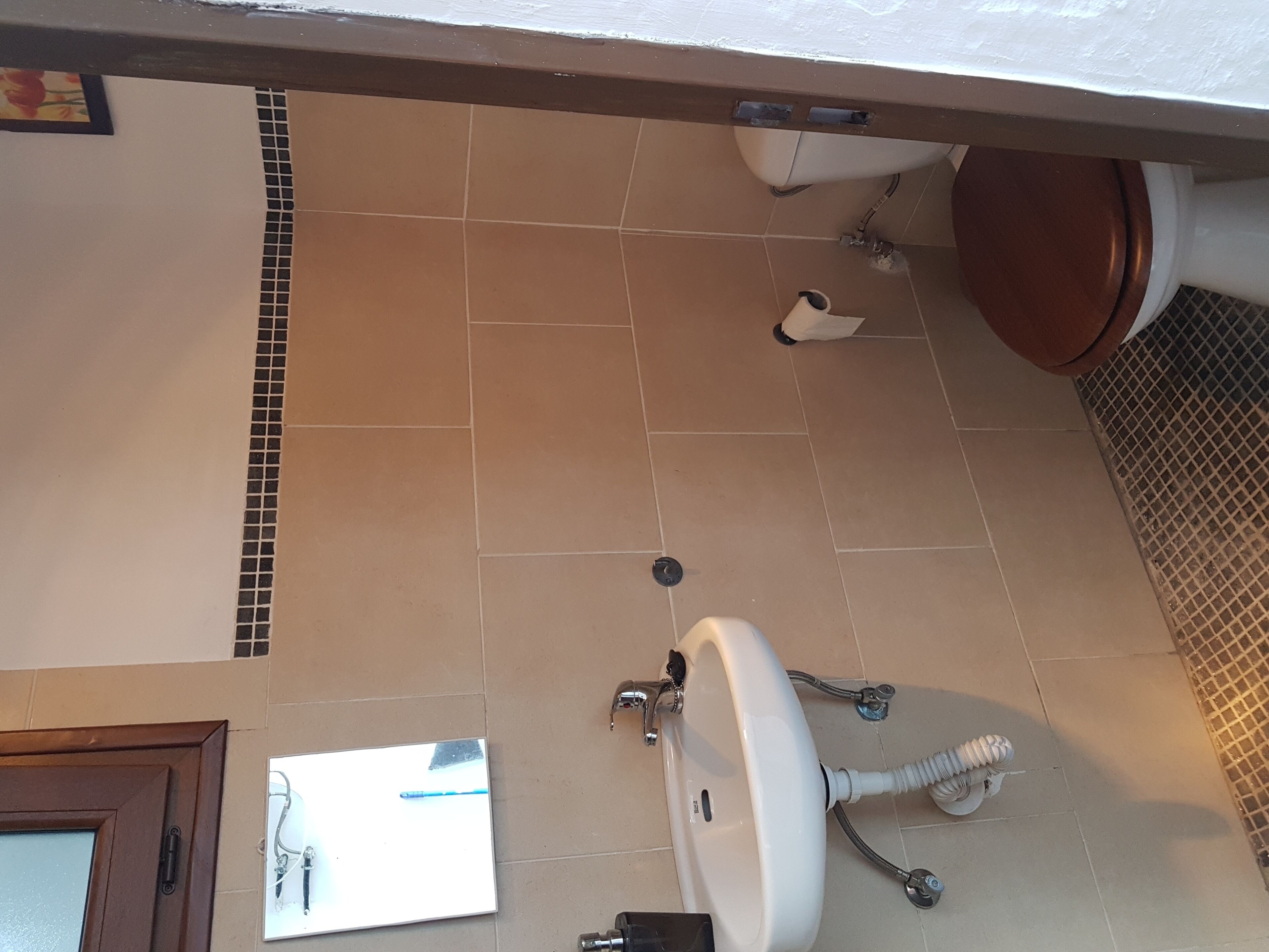 Une salle de bain avec un lavabo, des toilettes et une douche.