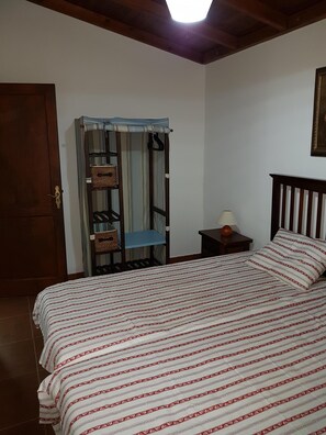 2 bedrooms, iron/ironing board, cots/infant beds, free WiFi