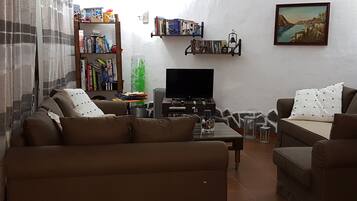 Een televisie, een dvd-speler, boeken en een filmbibliotheek