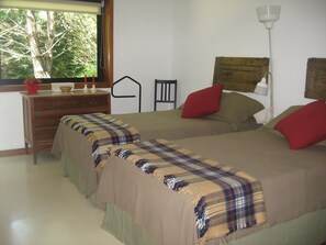 2 chambres, fer et planche à repasser, accès Internet, draps fournis