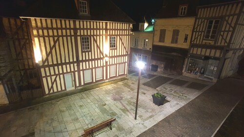 Very bright apartment in the historic center of joigny