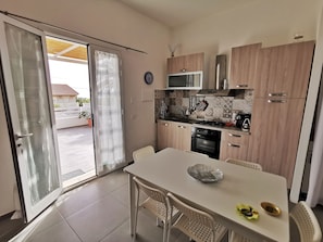 Frigorifero, microonde, forno, piano cottura