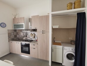 Frigorifero, microonde, forno, piano cottura