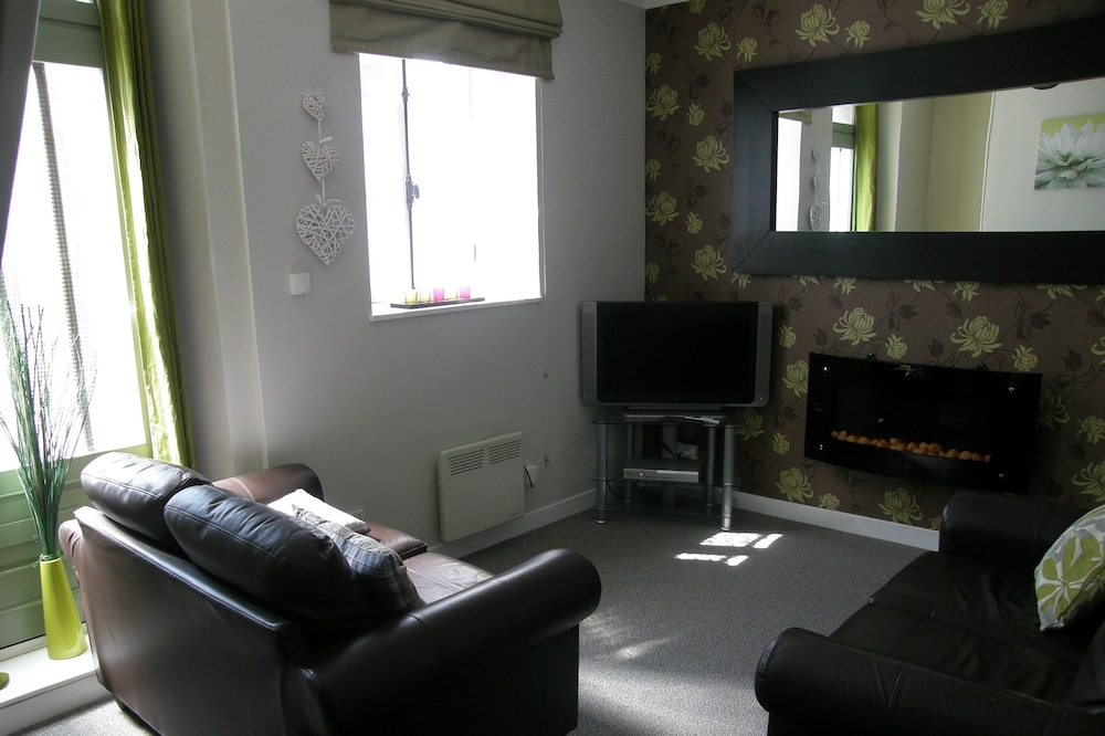 Two Bedroom Townhouse, Sleeps 4 People, A 5 Minute Walk From Amenties