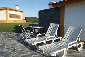 Outdoor dining - "Casa da Eira" - Rural tourism house with private pool, near Dornes. (DORNES)
