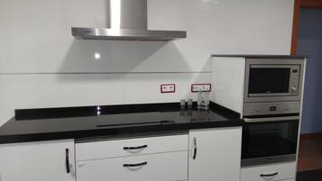 Réfrigérateur, four, lave-vaisselle, grille-pain