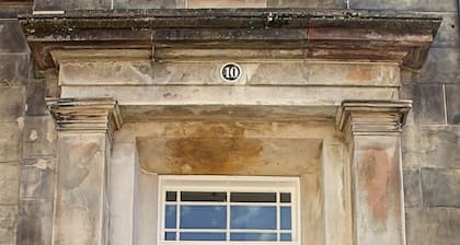 Kirk View, 5 minutes from the station and local amenities.