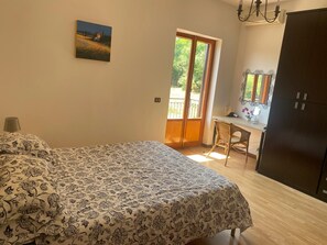3 Schlafzimmer, Schreibtisch, Bügeleisen/Bügelbrett, Reisekinderbett