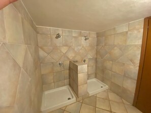 Ducha y bañera combinadas, secador de pelo, bidé y toallas