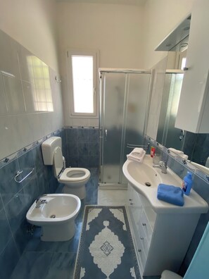 Doccia, asciugacapelli, bidet, asciugamani