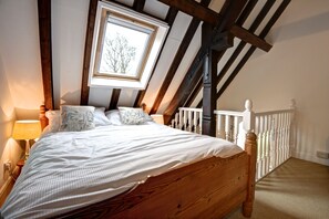 1 dormitorio, tabla de planchar con plancha, wifi y ropa de cama