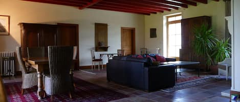 Téléviseur, foyer, table de ping-pong, chaßne audio