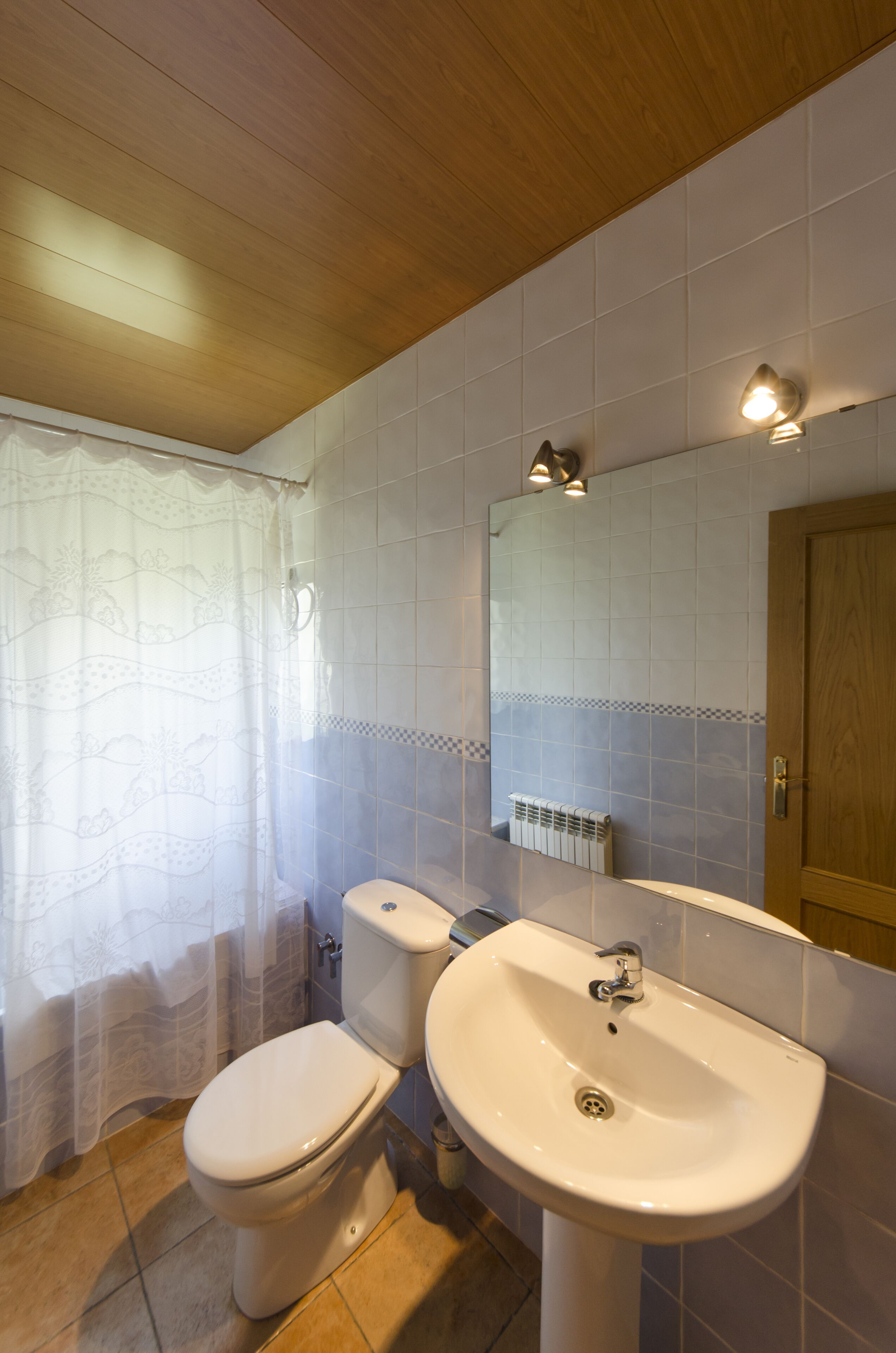 Bañera, toallas y papel higiénico