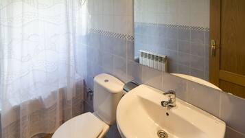 Bañera, toallas y papel higiénico