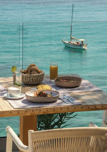 Three Bedroom Maisonette with Sea View and Pool View