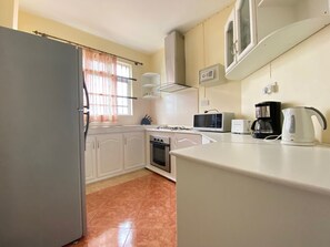 Kühlschrank, Mikrowelle, Ofen, Wasserkocher mit Kaffee-/Teezubehör