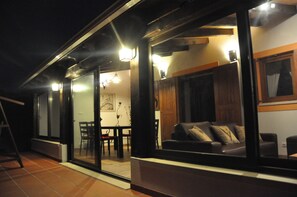 Outdoor dining - Stylish farmhouse with fabulous sun room in 4 acre valley only 7km from Obidos (Obidos)