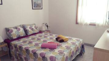 2 dormitorios, tabla de planchar con plancha, cuna de viaje