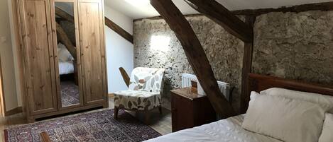 3 bedrooms, iron/ironing board, free WiFi, bed sheets