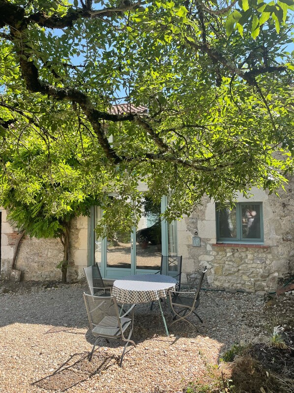 Outdoor dining - Charming 3 bedroom gite in a beautiful village on the River Lot (Albas)