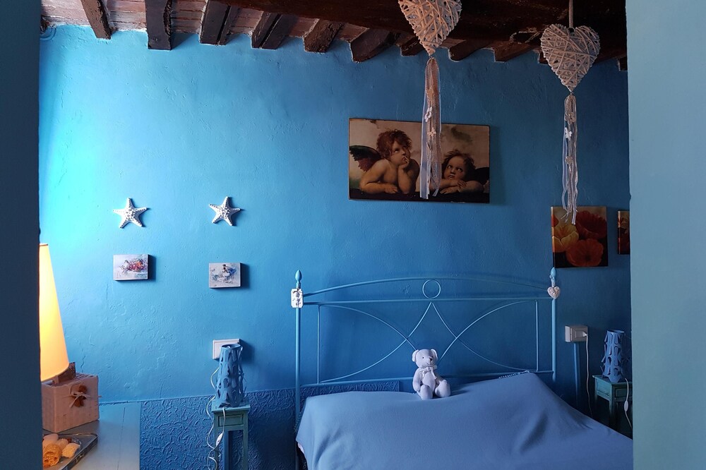 two-room apartment in the heart of Tuscany in a medieval village