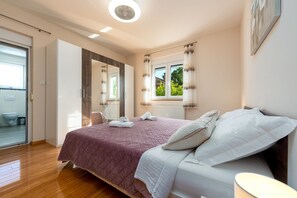 6 bedrooms, iron/ironing board, free WiFi, bed sheets