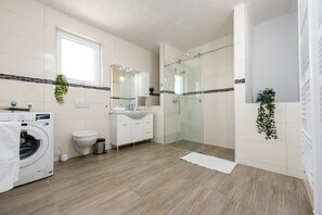 Kombinert dusj/badekar, hårføner og håndklær