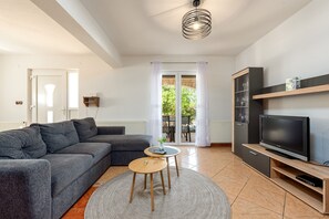 TV, fireplace