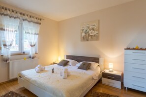 6 bedrooms, iron/ironing board, free WiFi, bed sheets