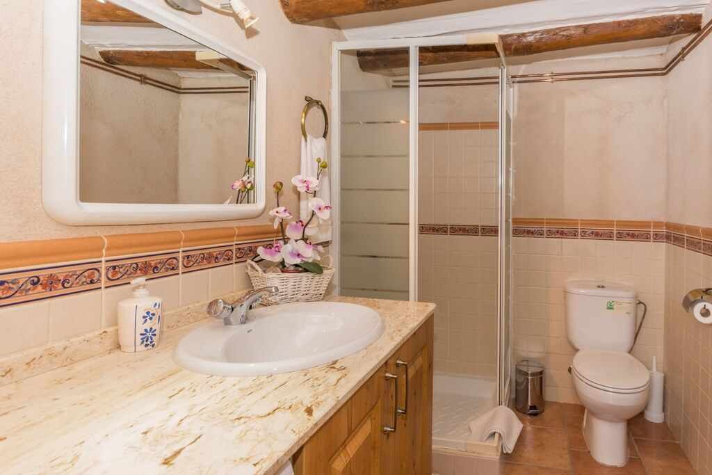 Combined shower/tub, hair dryer, towels